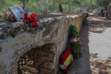 Paterna, Valencia / İspanya 12. 2018. 14 Nisan 'da İspanya Cumhuriyeti' nin ilan edildiği gün, faşistlerin savaş sonrası Cumhuriyet 'e sadık olanları vurduğu duvarda verilen yıllık madalya.
