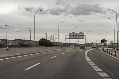 Yollarda trafik işaretleri ve çizgileri olan arabalar