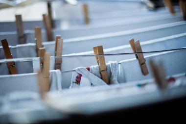 Elbise askıları çamaşır ipinde pamuk beyazı kıyafetlerle