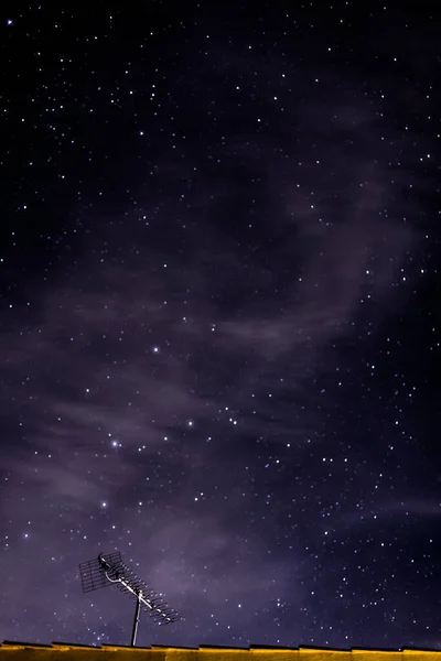 Noční Obloha Hvězdami Mraky Nad Střechou Anténou — Stock fotografie