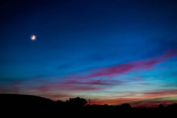 Lua Crescente Sobre Céu Pôr Sol Nas Montanhas Com Nuvens — Fotografia de Stock