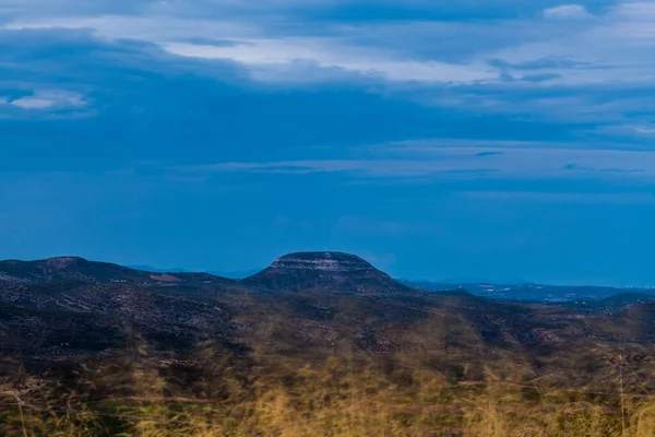 Motroton Berg Met Blauwe Lucht Witte Wolken Kruiden Bewegend Door — Stockfoto