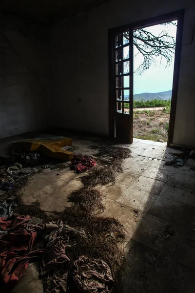 Lugar Abandonado Sujo Com Porta Para Campo Com Vidros Quebrados — Fotografia de Stock