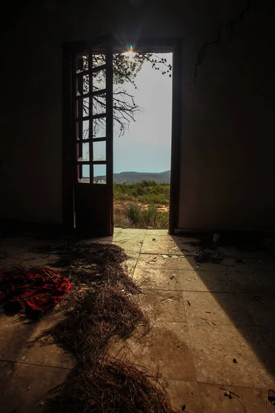 Lugar Abandonado Sujo Com Porta Para Campo Com Vidros Quebrados — Fotografia de Stock