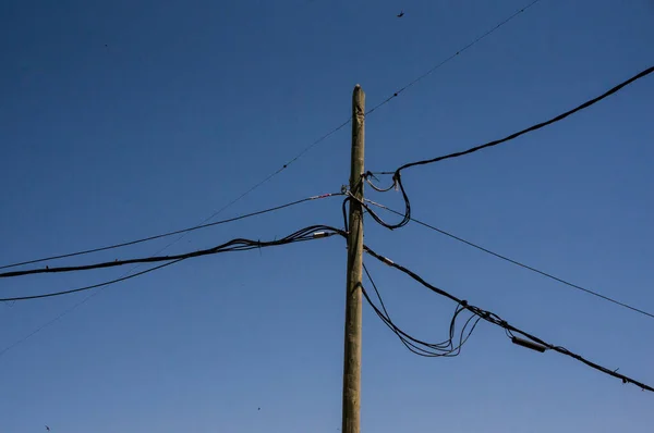 Elektrik kablolu elektrik direği