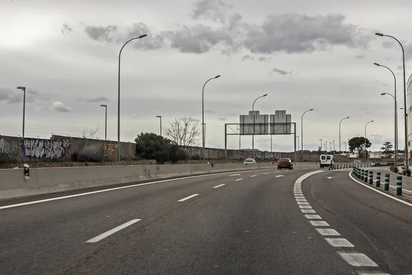 Yollarda trafik işaretleri ve çizgileri olan arabalar