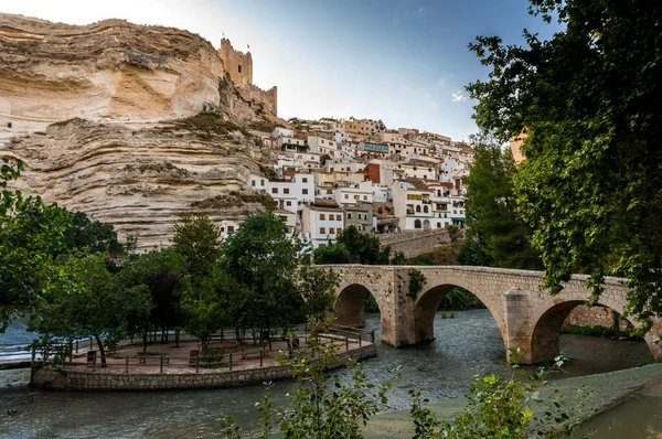 Γέφυρα Πάνω Από Τον Ποταμό Jucar Κάστρο Στους Βράχους Στην Εικόνα Αρχείου