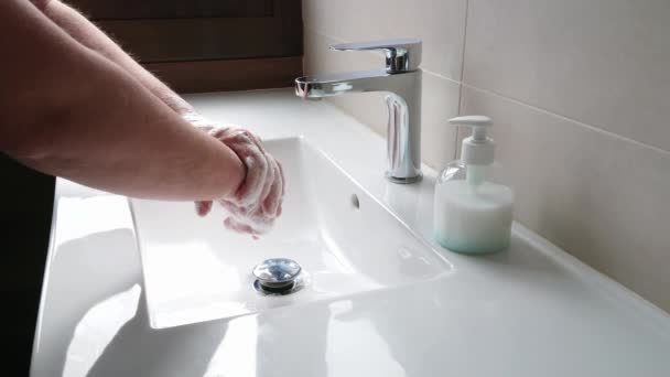 人はコロナウイルスのパンデミック感染を防ぐために石鹸で手を洗う — ストック動画