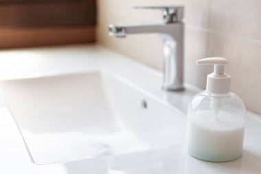 Coronavirüs enfeksiyonunu önlemek için sabun makinesini batır.