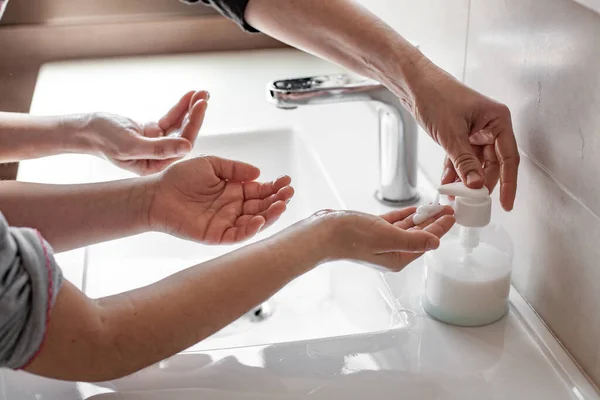 Mãe Ensinando Sua Filha Como Lavar Corretamente Mãos Com Sabão — Fotografia de Stock