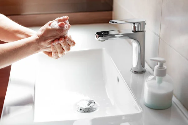 Πλένει Χέρια Σαπούνι Για Την Πρόληψη Της Λοίμωξης Από Τον Εικόνα Αρχείου