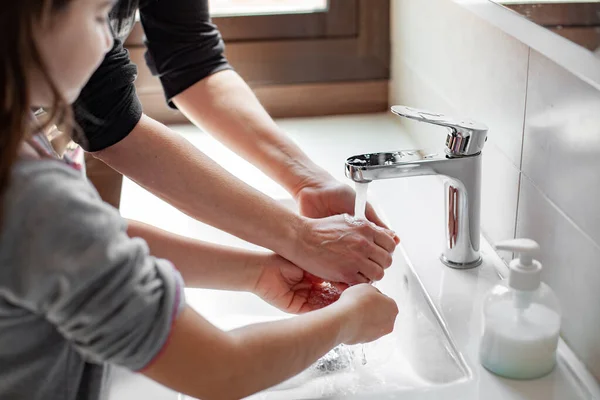 Mère Enseignant Fille Comment Laver Correctement Les Mains Avec Savon Images De Stock Libres De Droits