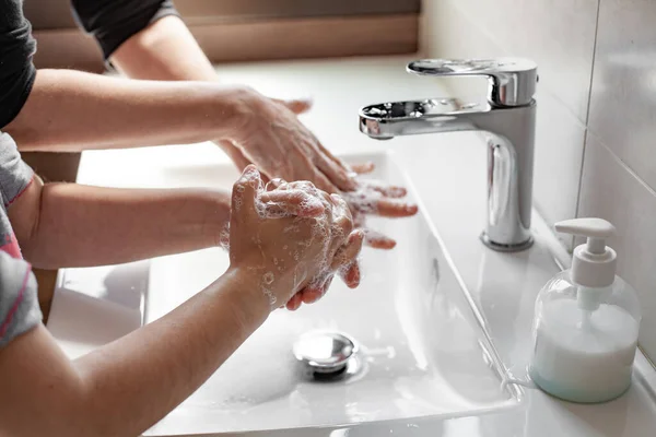 Μητέρα Που Μαθαίνει Στην Κόρη Της Πώς Πλένει Σωστά Χέρια Εικόνα Αρχείου