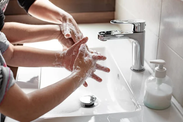 Mère Enseignant Fille Comment Laver Correctement Les Mains Avec Savon Images De Stock Libres De Droits