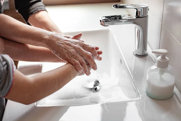 Mère Enseignant Fille Comment Laver Correctement Les Mains Avec Savon Images De Stock Libres De Droits