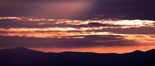 Afrika çölünde ya da Savannah 'da güzel bir gün batımı. Gün batımında safari maceraları. Akşamları güneş ışığında dağlar. Savanna. Serengeti Ulusal Parkı, Tanzanya 'da Afrika açık hava macerası.