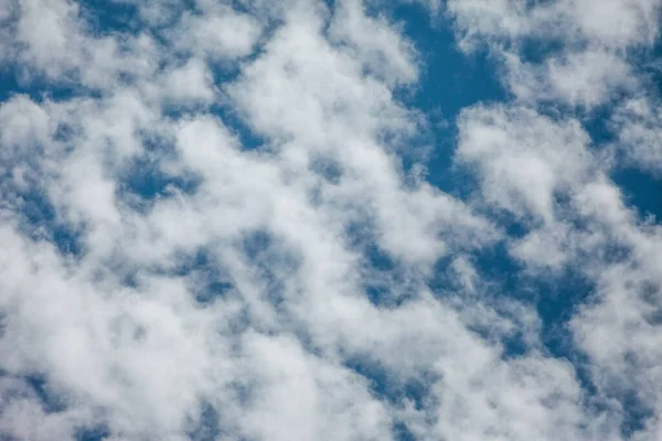 Beyaz bulutlu mavi gökyüzü. Doğa yaz gökyüzü dokusu. Idyllic arkaplan.