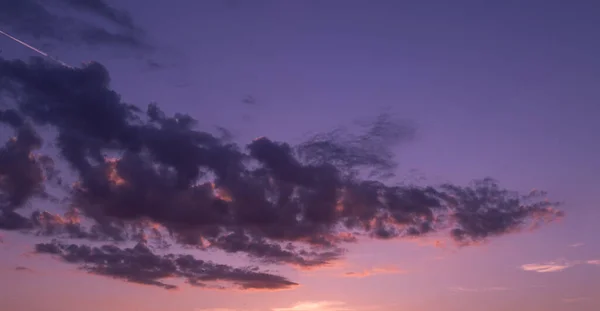 Güzel mor yaz günbatımı akşam gökyüzü doğada.