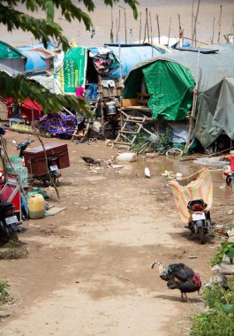 Phnom Penh, Kamboçya 'nın fakir bir bölgesinin arka bahçesi..