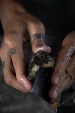 Mandalay, Myanmar, Güneydoğu Asya 'da yeşim taşını kesiyor..