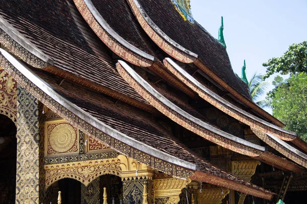 El techo adornado de oro del templo Wat Xieng Thong en Luang Prabang, Laos . —  Fotos de Stock