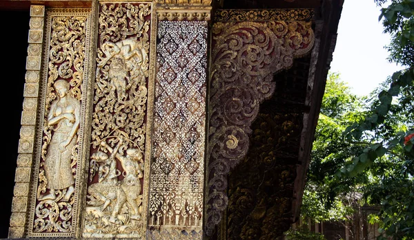 Golden wall decoration near the "Wat Xieng Thong" in Laos. — Stock Photo, Image