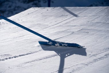 Avusturya, St. Anton am Arlberg 'de mavi kuş gününde taze karı şekillendiriyor..