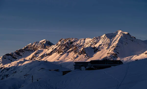 Lyftstation Anton Med Glödande Snöiga Berg Bakgrunden Solnedgången Österrikiska Alperna — Stockfoto