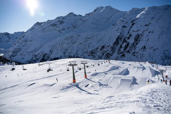 Grande Snowpark Con Kicker Rotaie Anton Arlberg Una Giornata Sole — Foto Stock