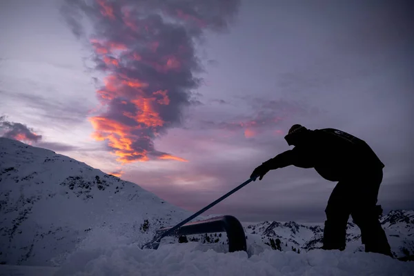 在奥地利圣安东阿尔伯格市 一个雪原吹风者在光芒四射的群山前建造了一条带有遮羞布的铁路 — 图库照片
