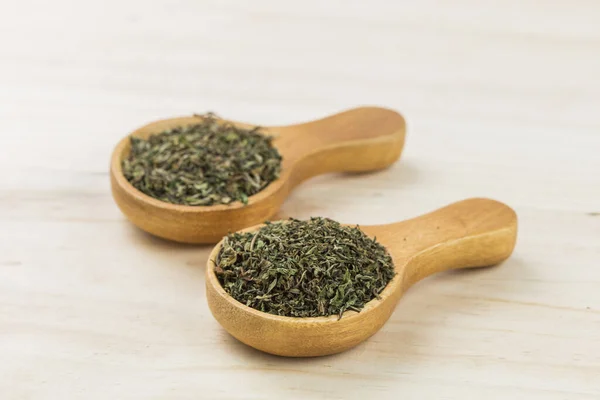 Kırsal ahşap arka planda marihuanayı kaşıkla kapat.