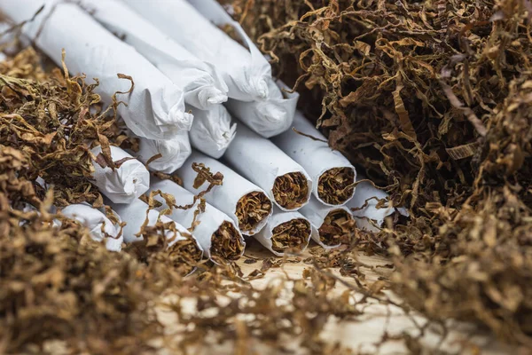 Sigara ve tütün ürünleri sağlığa ciddi zarar verir ve akciğer kanserine neden olur. Seçici Odaklanma.