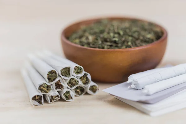 Marijuana Tigela Madeira Haxixe Conjunta Rolando Para Fumar Fundo Madeira — Fotografia de Stock