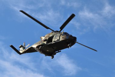 Dört Bıçaklı Helikopter Bir Bölgenin Üzerinde Uçuyor
