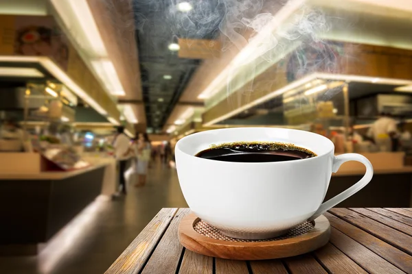 Schwarzer Kaffee im Food Court — Stockfoto