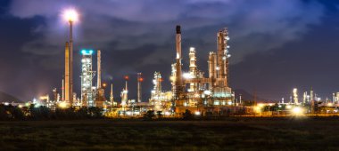 Petrol rafinerisi gece zamanında