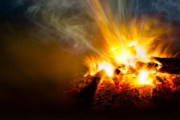 たき火や煙をキャッチ — ストック写真