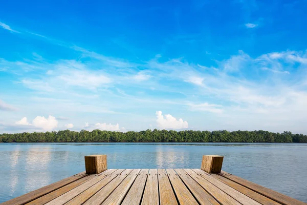 Sahilinde ahşap köprü