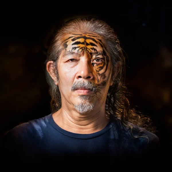 Old man transform to tiger — Stock Photo, Image