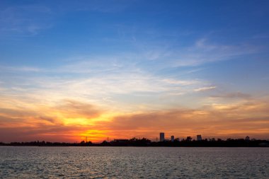 gün batımında riverside