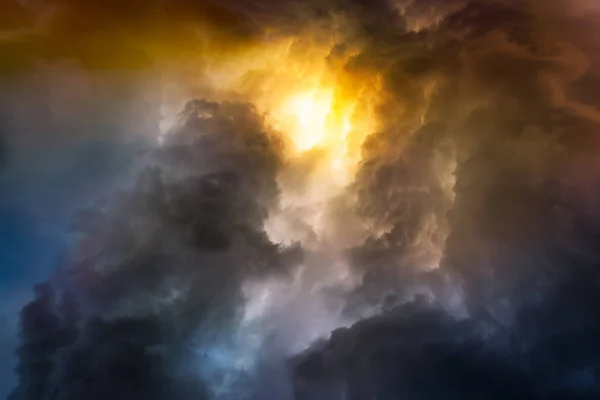 Regenwolke am Sonnenuntergang — Stockfoto