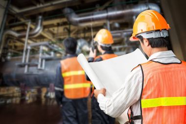 Güç merkezi yöneten mühendisi