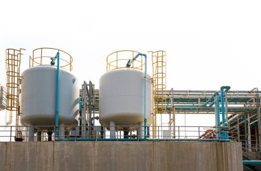 Fabrikadaki endüstriyel metal ve pvc boru tesisatı beyaz arka planda izole edilmiş.