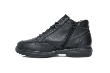 Beyaz arka planda siyah çizmeler deri 