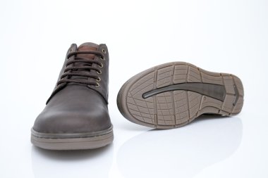 kahverengi bot deri beyaz arka planda 