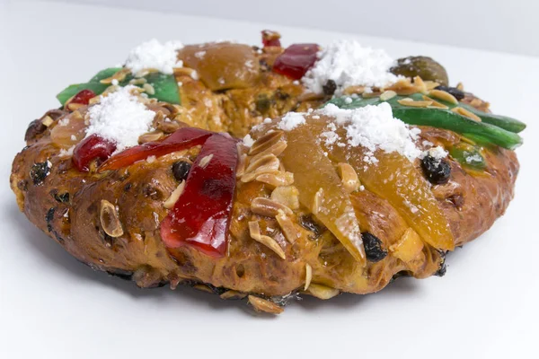 Diiris tradisional Portugis kue Natal, dibuat dengan permen buah-buahan — Stok Foto