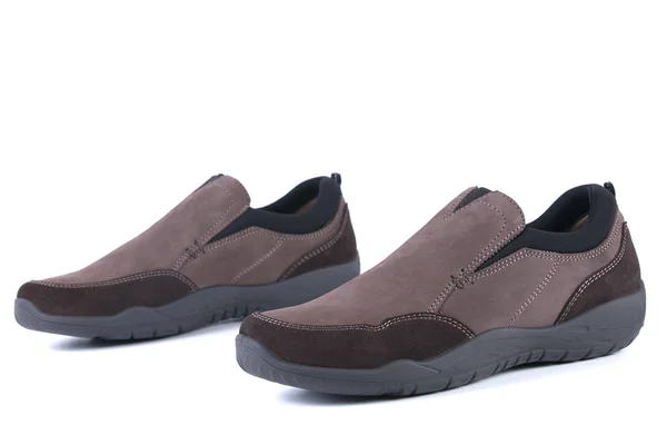 Manliga sko i brunt läder på vit bakgrund, isolerade produkt. — Stockfoto