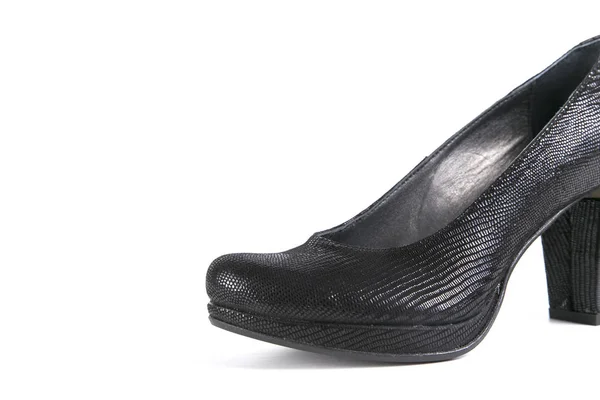 Zapato de mujer en cuero negro sobre fondo blanco —  Fotos de Stock