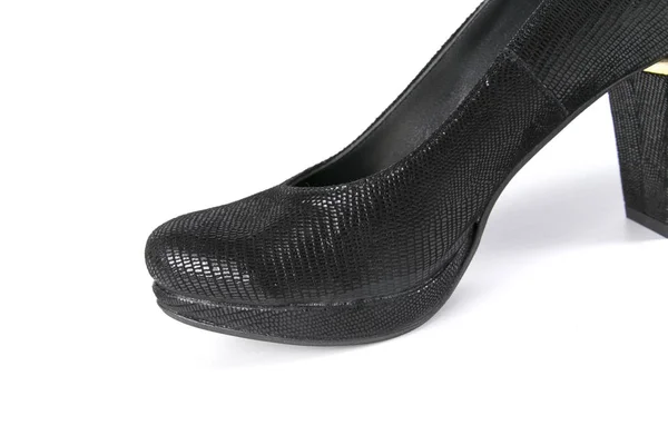 Női cipő fekete bőr, fehér háttér — Stock Fotó