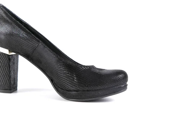 Vrouwelijke schoen in zwart leer op witte achtergrond — Stockfoto